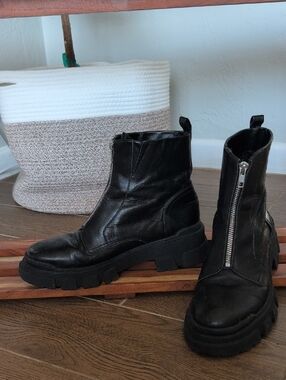 Steve Madden Black Chunky Zip-Up Chunky Lug Boots 9.5